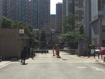 玉溪小区限高杆拦住救护车，家属欲起诉物业 限高杆耽搁了抢救时间？