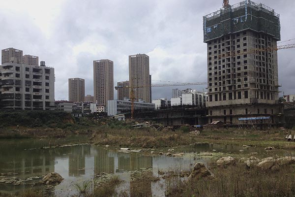 下马村城中村改造工地现状，仅剩几名工人在看守器材。 澎湃新闻见习记者 钟煜豪 图