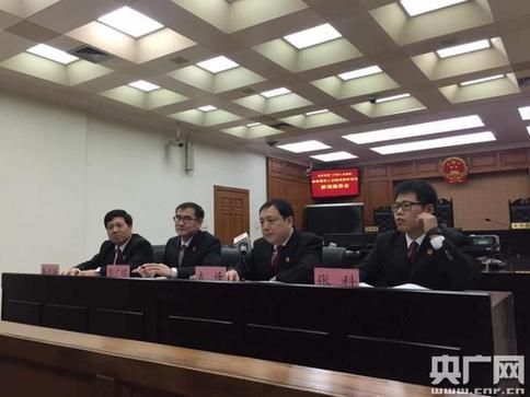 玉溪乘客玩手机不抓扶手摔伤 地铁被判承担40%责任